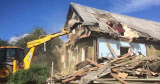 Промышленный демонтаж пристроек к дому в Беслане | Цены от 563 руб. за м2